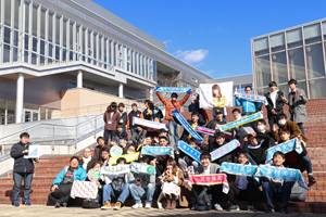 諏訪東京理科大学で日向坂46の 聖地巡礼ツアー 信州 市民新聞グループ